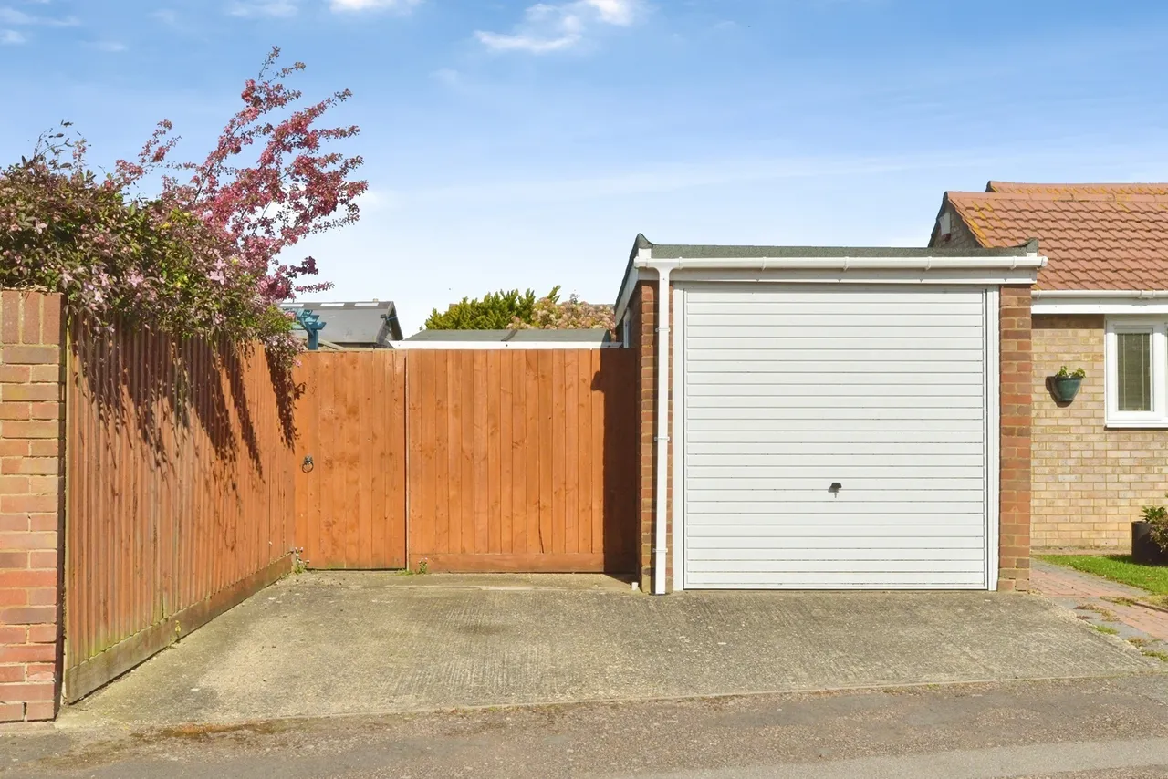 Lewis Close, Newport Pagnell, Buckinghamshire, MK16, photo 17