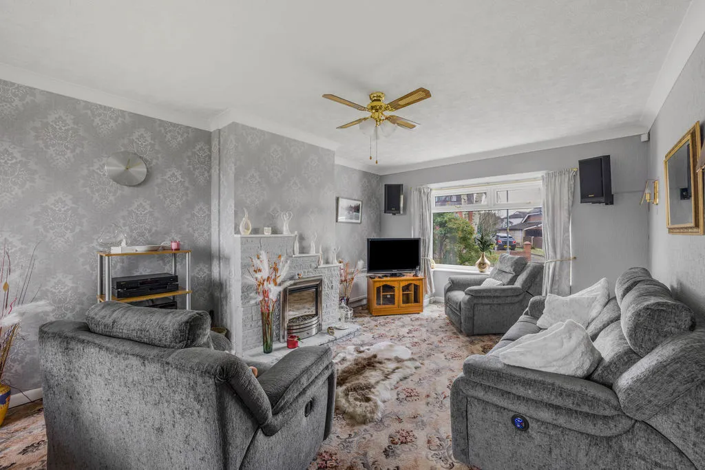 Castle Hill Crescent, Rochdale OL11 4HZ, photo 3