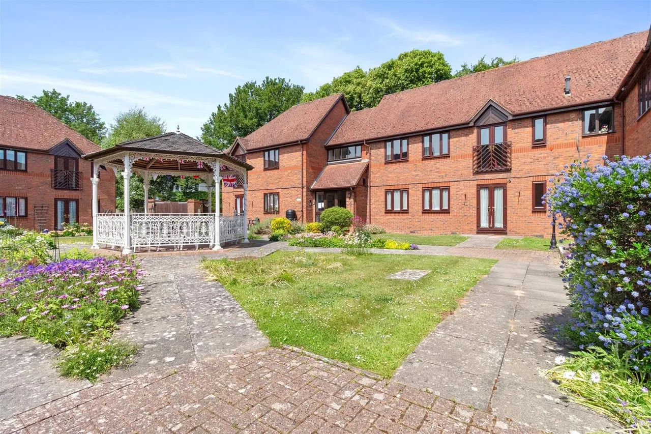 2 bed flat for sale — The Courtyard, Offington Lane, Worthing