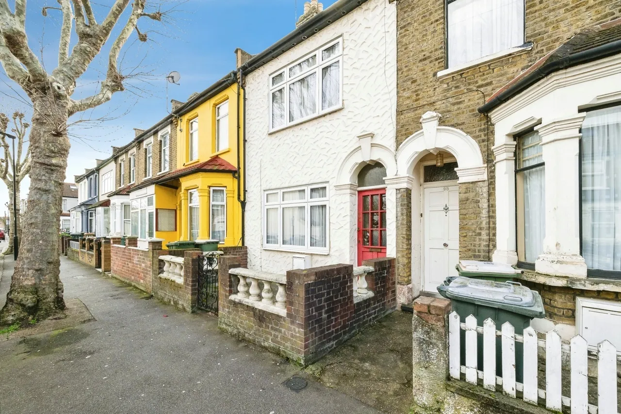 2 bed house for sale — Kempton Road, London, E6