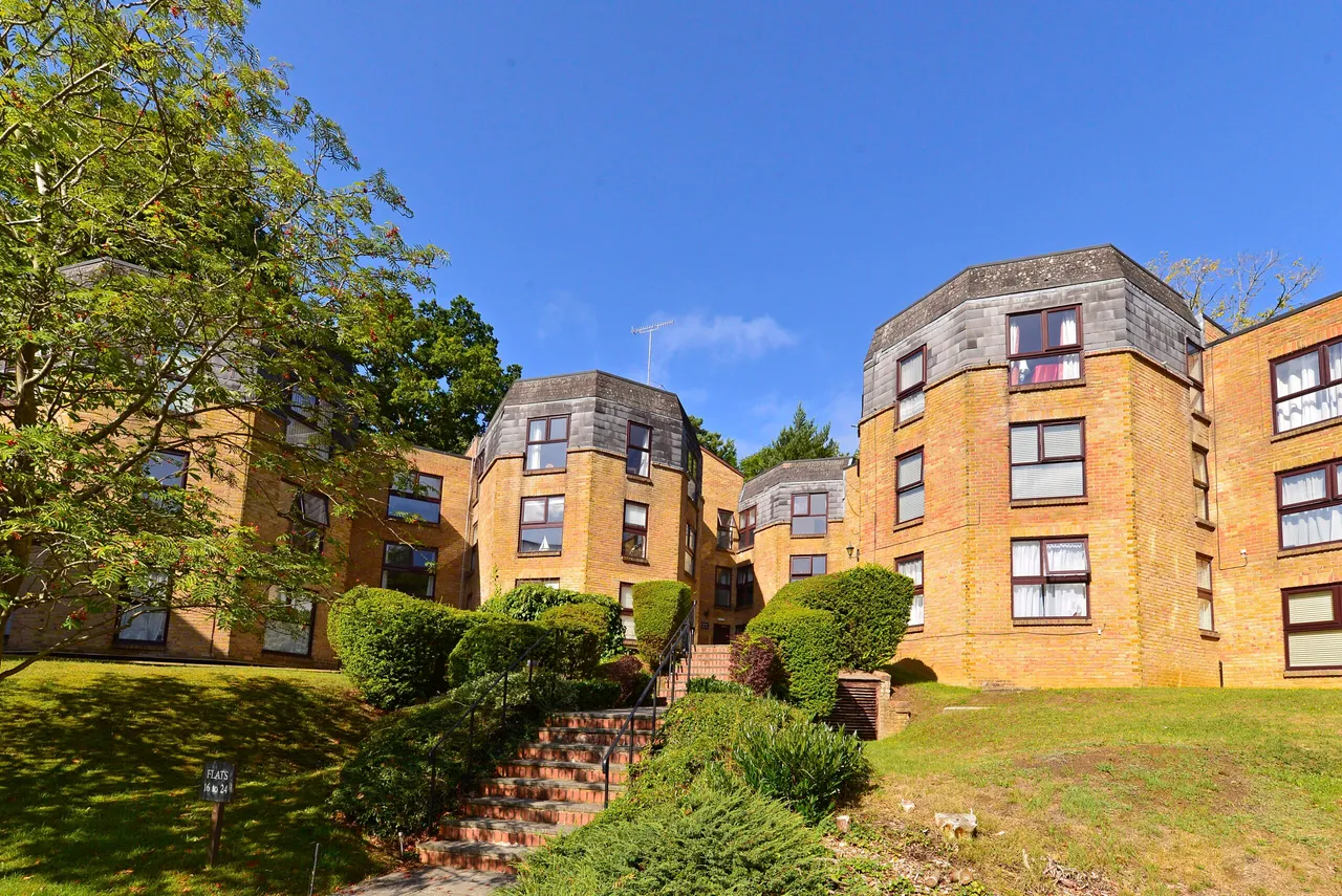 2 bed flat to rent, Chapel Fields Charterhouse Road, Godalming, GU7