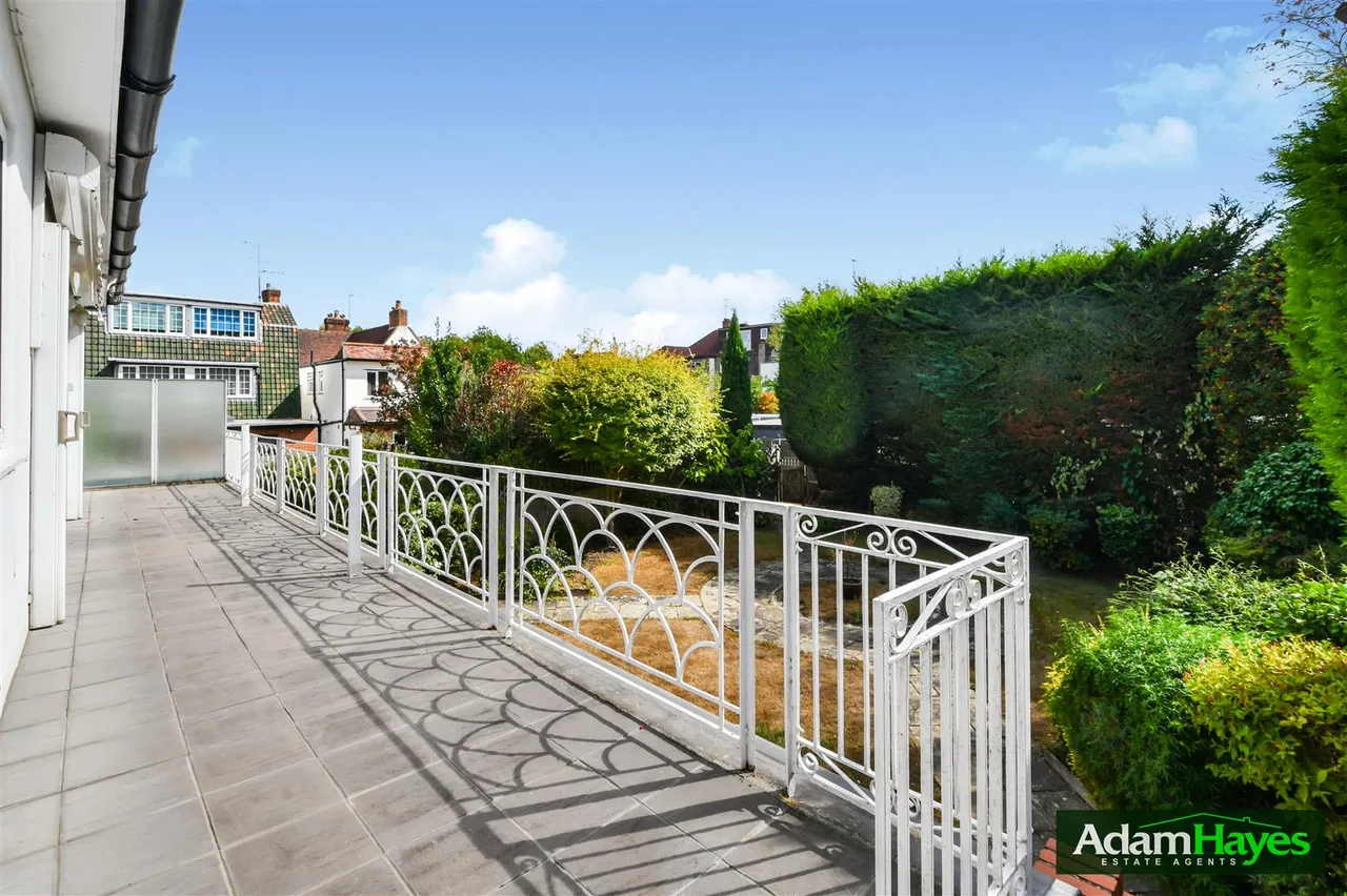 Valley Avenue, North Finchley, photo 13