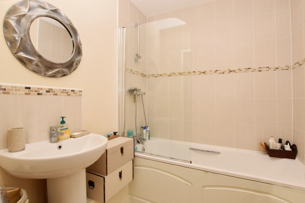 8 Oliver Court, Ley Farm Close, Watford, photo 7