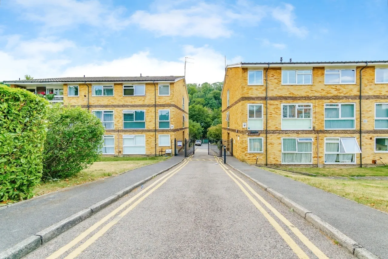 2 bed flat for sale — Stable Court, Croydon Road, Caterham, Surrey, CR3