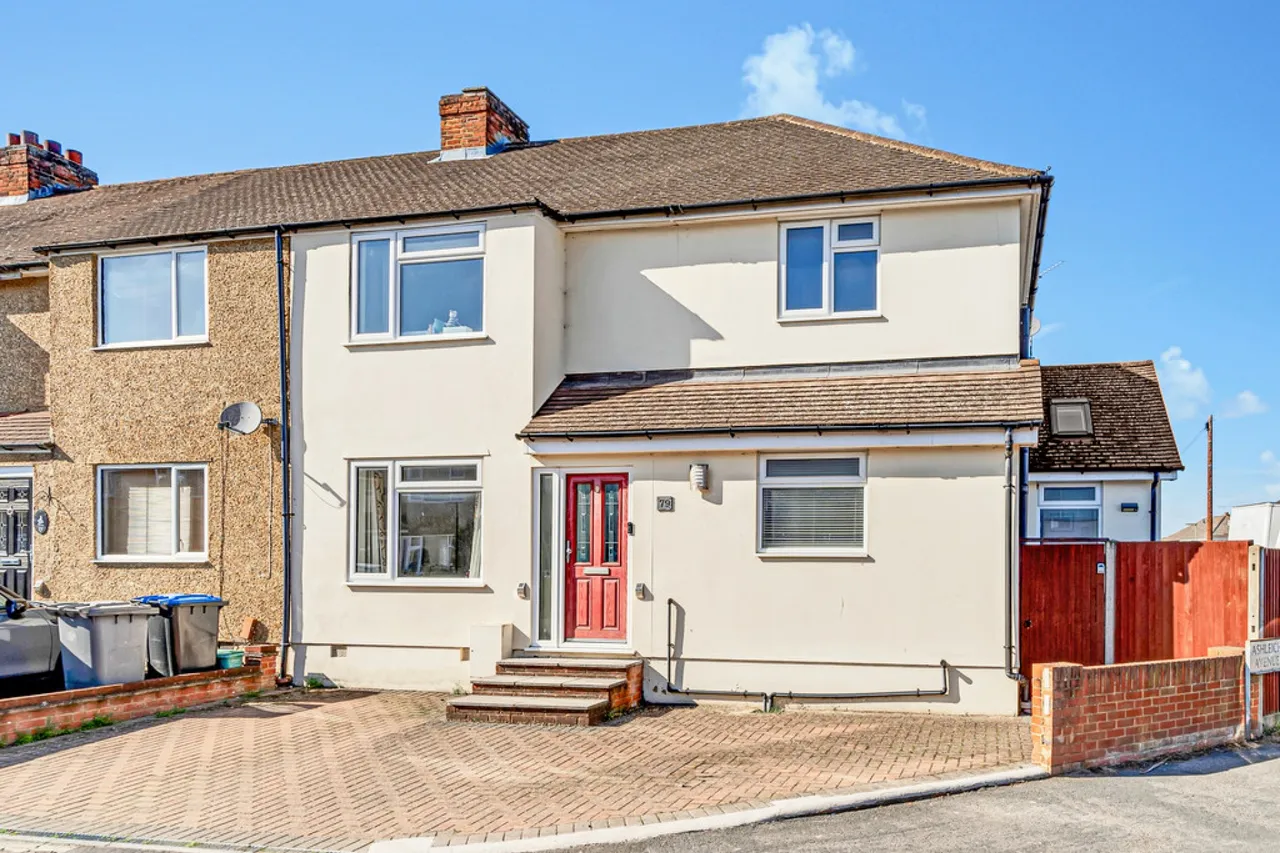 4 bed property for sale, Warwick Avenue, Egham, TW20