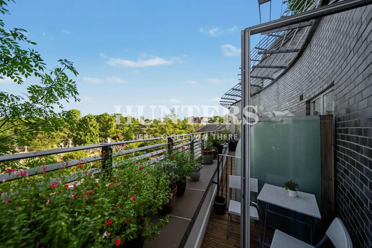 3 bed flat for sale — Joan Court, Fortune Green, London, NW6