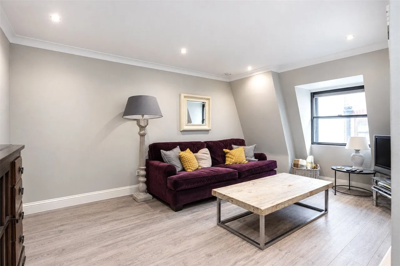 1 bed flat to rent, Botolph Alley, London, EC3R