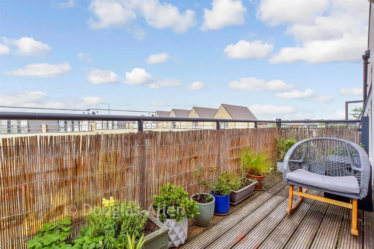 Safflower Lane, Harold Wood, RM3, photo 13