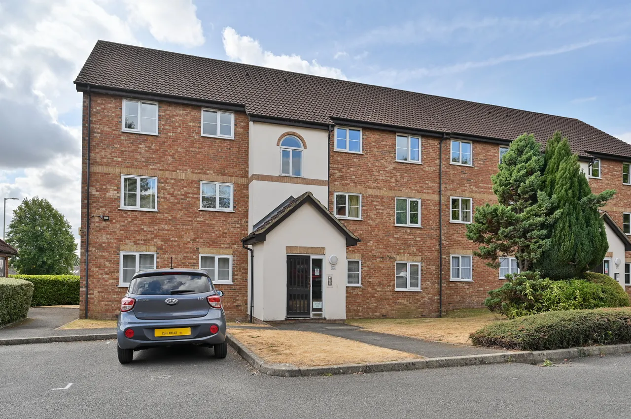 2 bed flat to rent — 23 Harlech Road, Abbots Langley