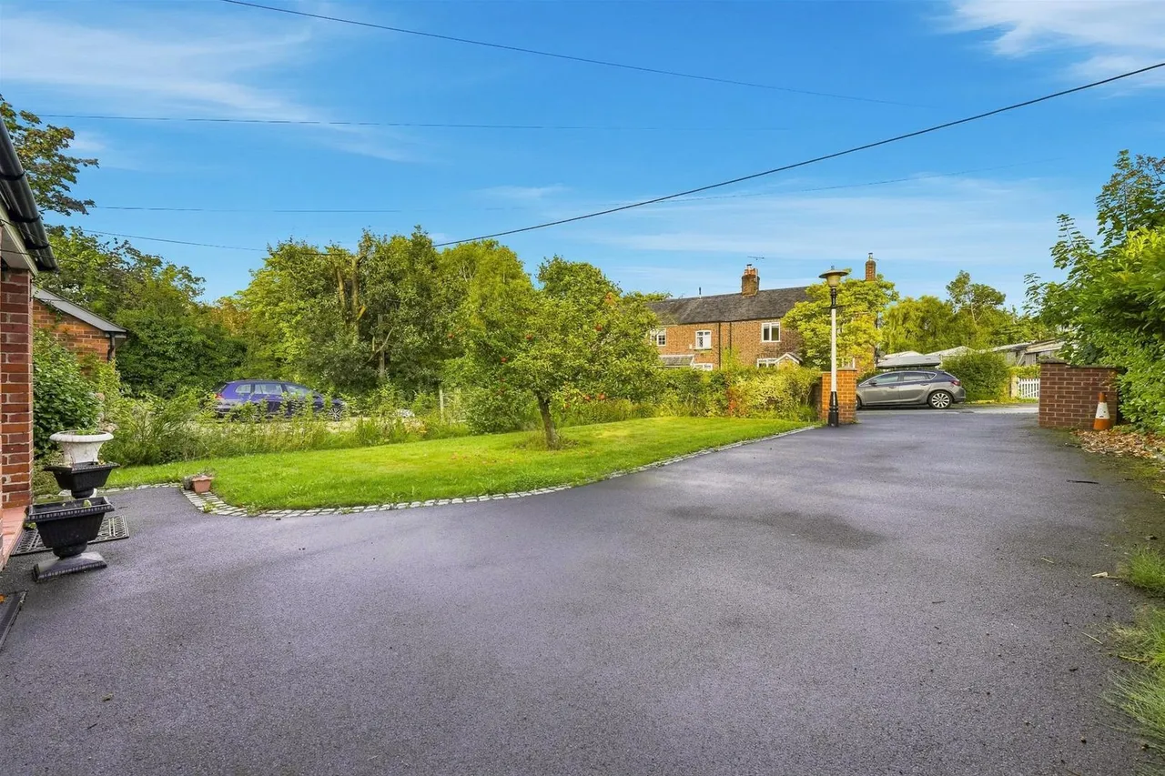 Wilmslow Old Road, Mottram St. Andrew, photo 13