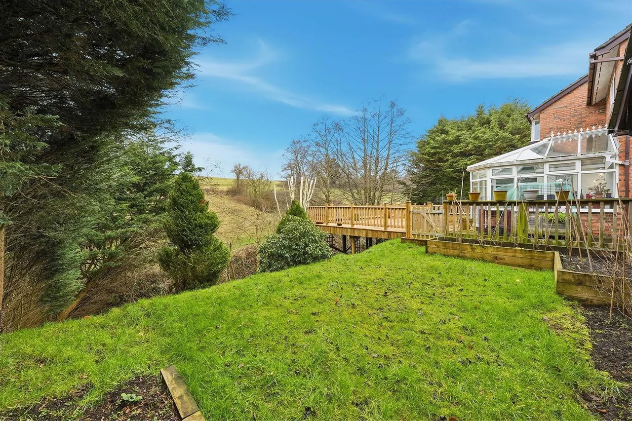 Willowmead Drive, Prestbury, photo 2