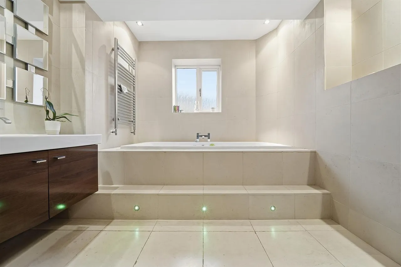 Willowmead Drive, Prestbury, photo 22