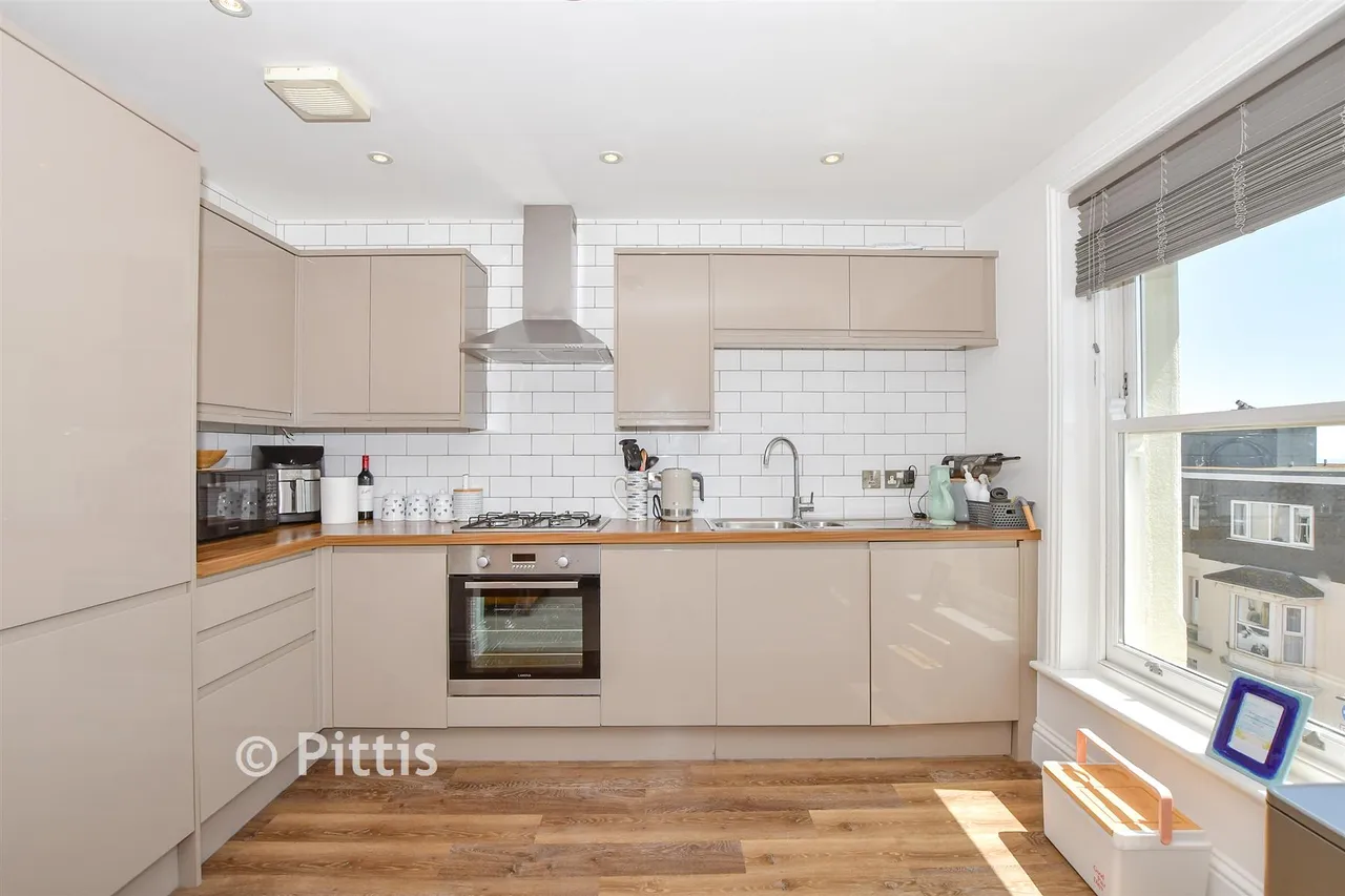 Albion Road, Sandown, PO36, photo 2