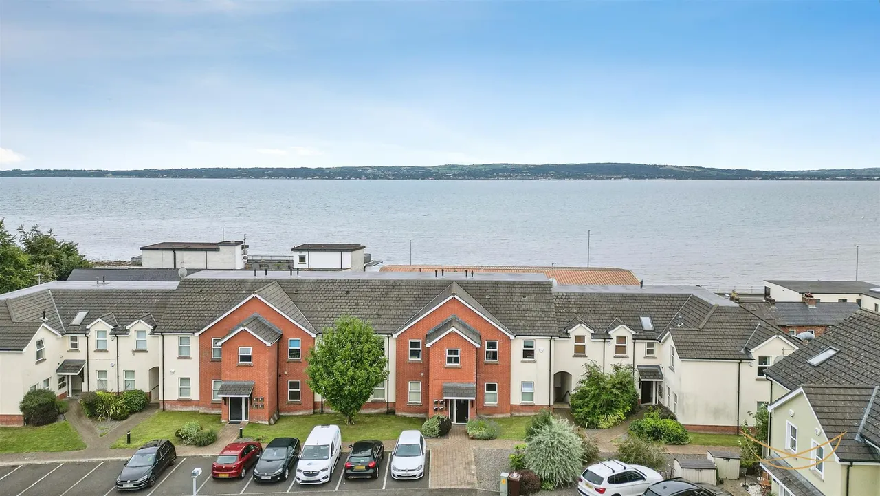 2 bed flat for sale, Loughshore Courtyard, Newtownabbey, BT37