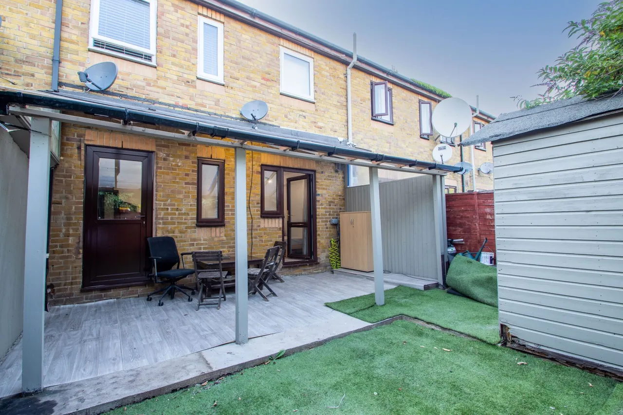 Camelot Close, London, photo 9