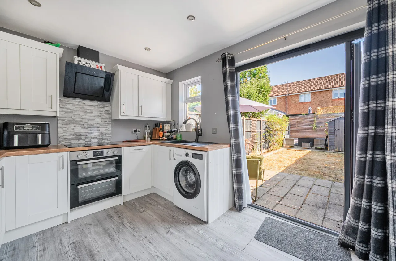 Selborne Gardens, Farnham, GU9, photo 4