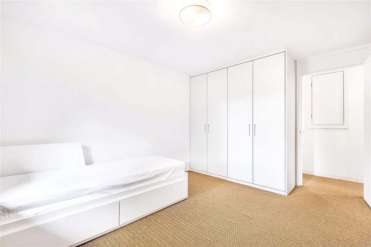 Vauxhall Bridge Road, London, SW1V, photo 3