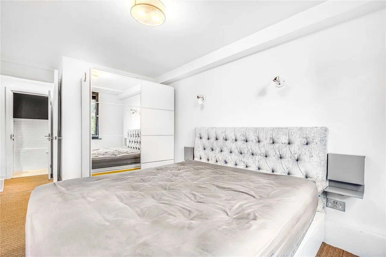 Vauxhall Bridge Road, London, SW1V, photo 6