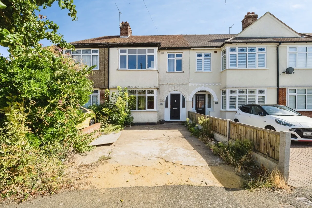 3 bed house for sale — Coniston Avenue, Upminster, RM14