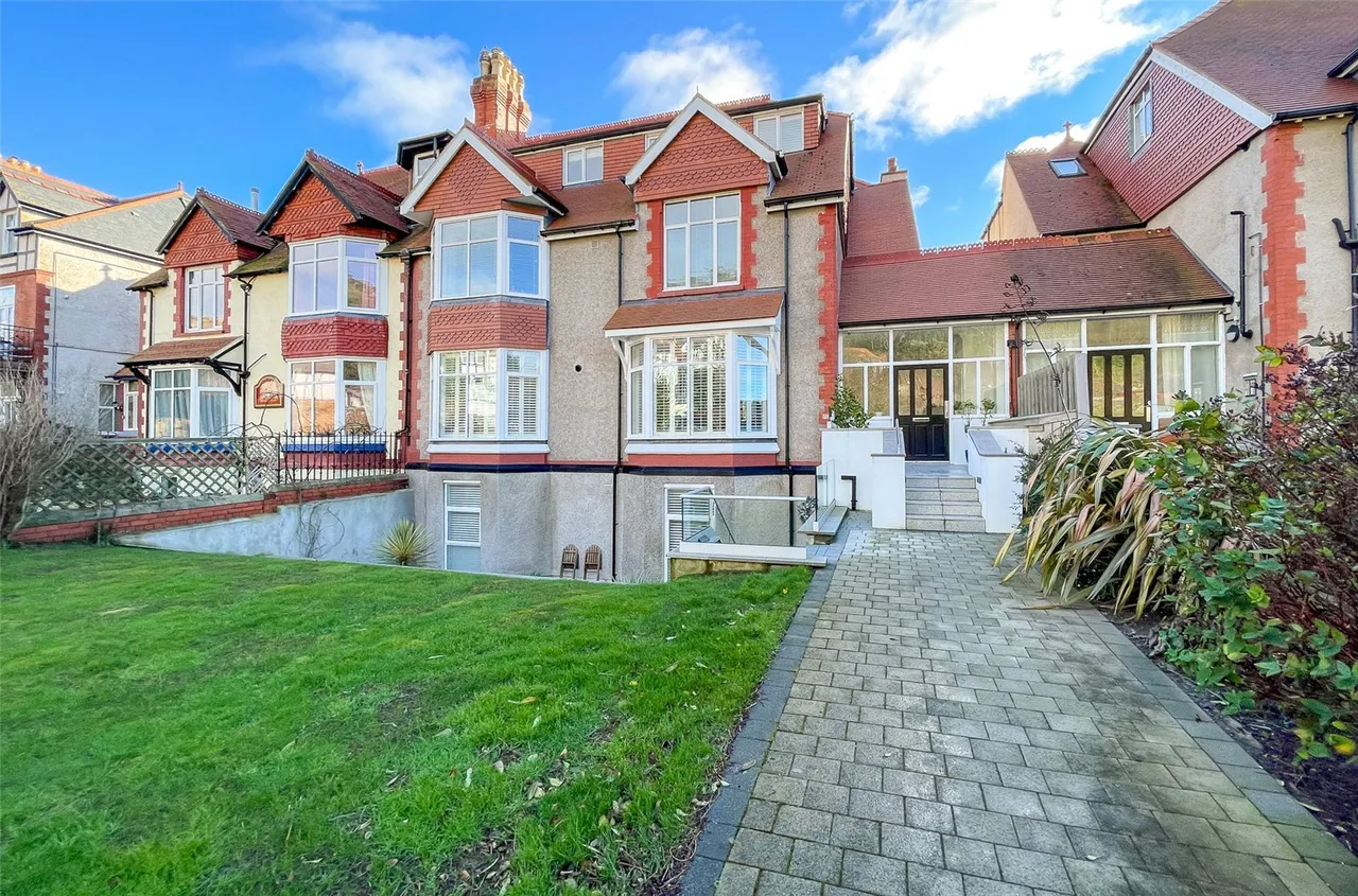 2 bed flat for sale, Abbey Road, Llandudno, LL30