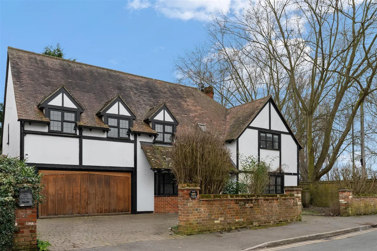 6 bed house for sale, Timsway, Staines-upon-Thames