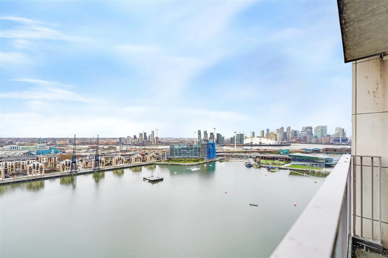 Western Gateway, Royal Victoria Dock, E16, photo 2