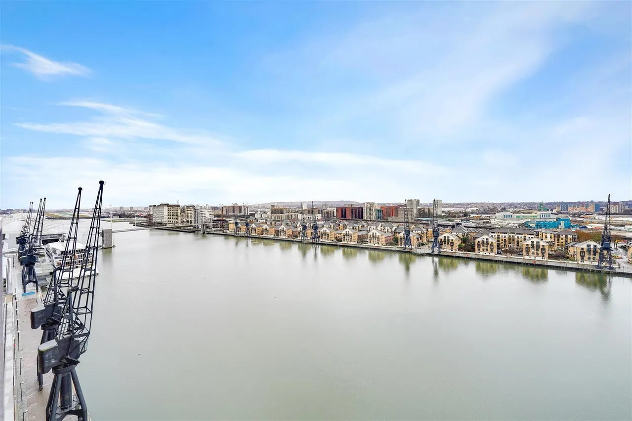 Western Gateway, Royal Victoria Dock, E16, photo 6