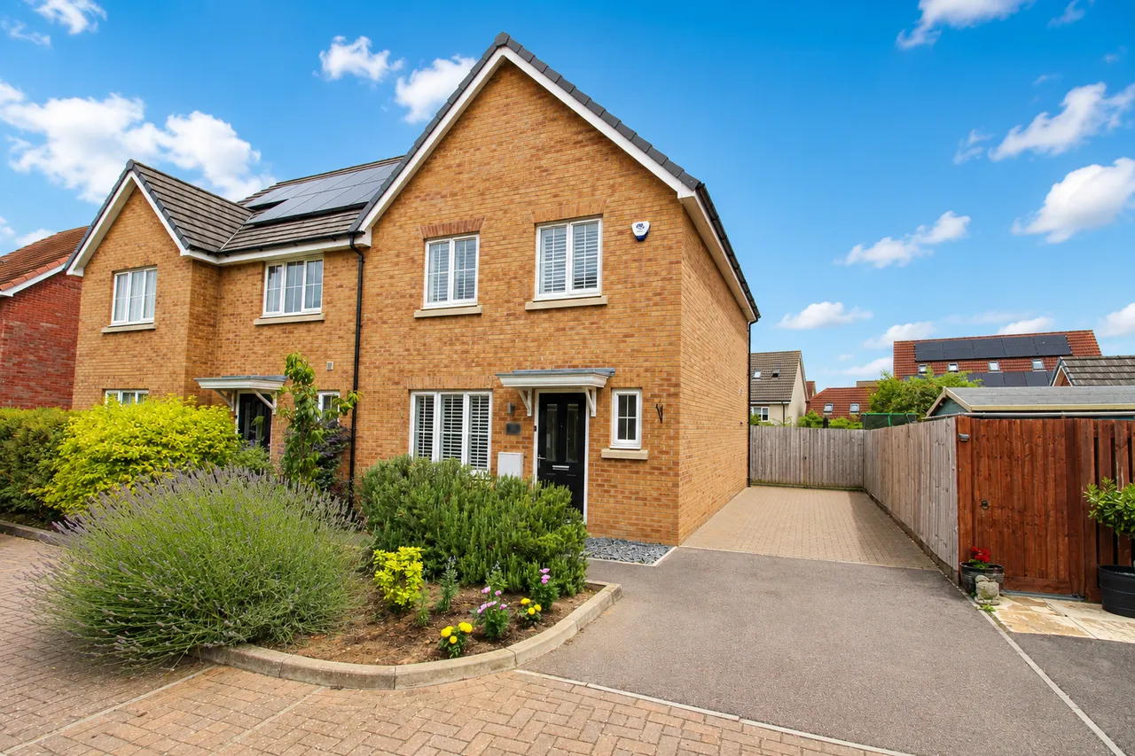 3 bed house for sale, Harrier Leys, Bedford, MK42