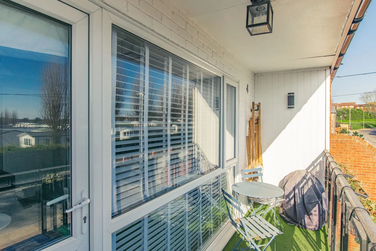 Modern Apartment with Private Balcony, photo 3