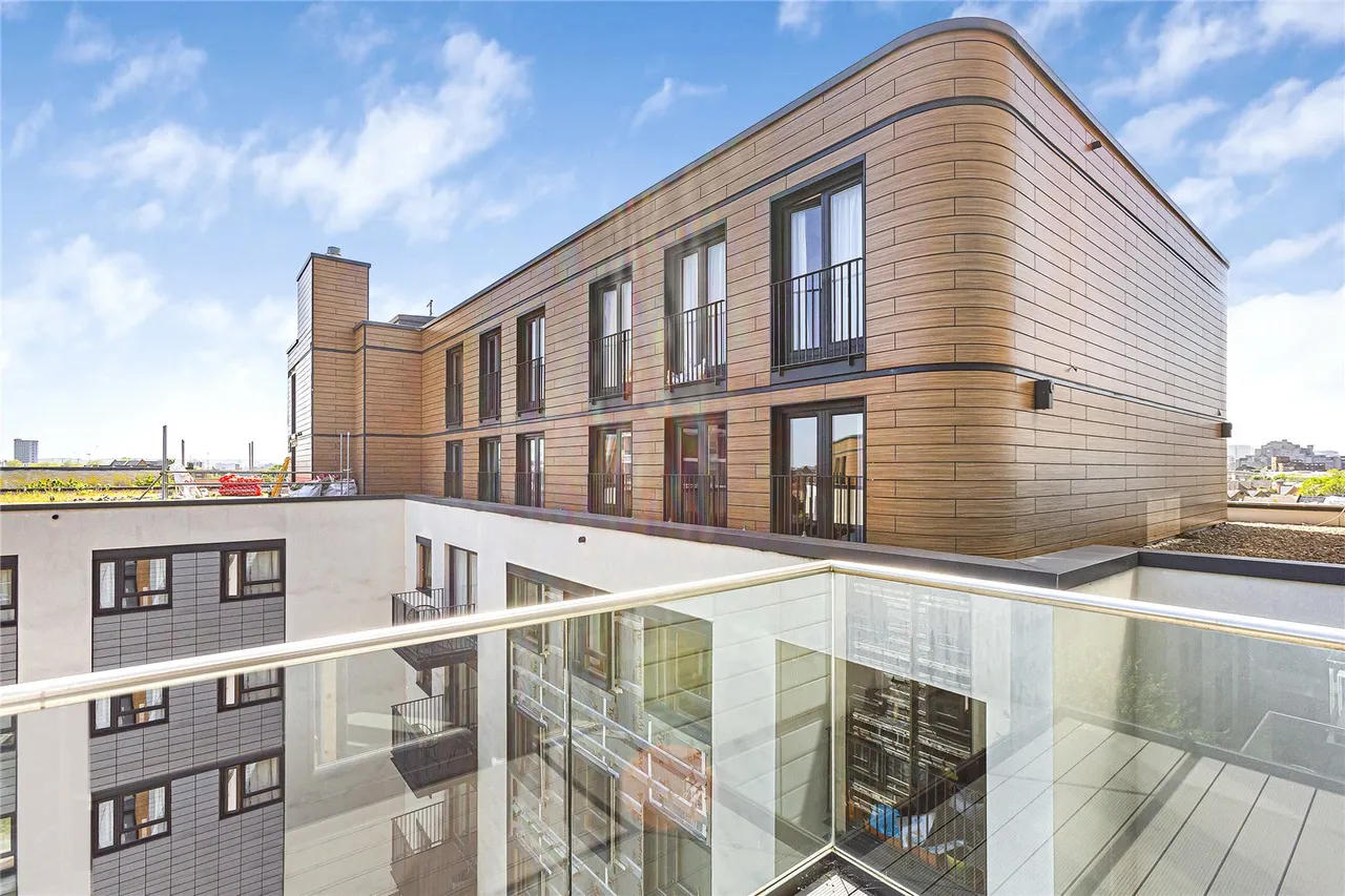 Cobblestone Square, London, E1W, photo 9