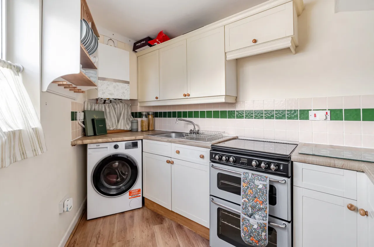 Raven Square, Alton, GU34, photo 4