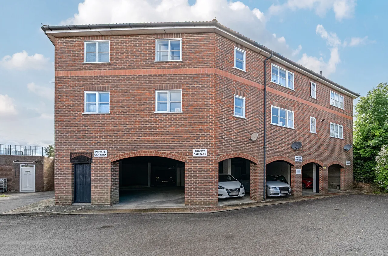 Raven Square, Alton, GU34, photo 8