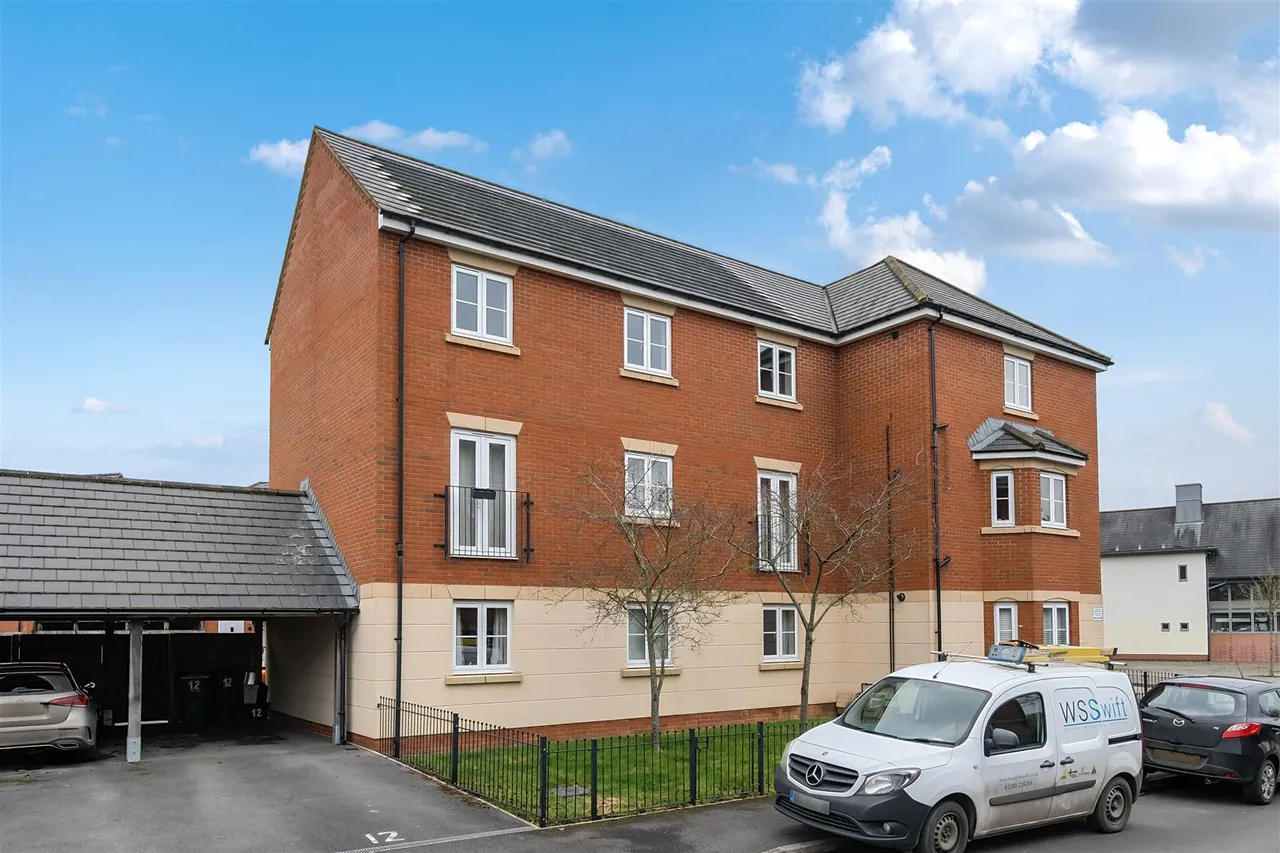2 bed flat for sale, Palmer Road, Devizes, SN10
