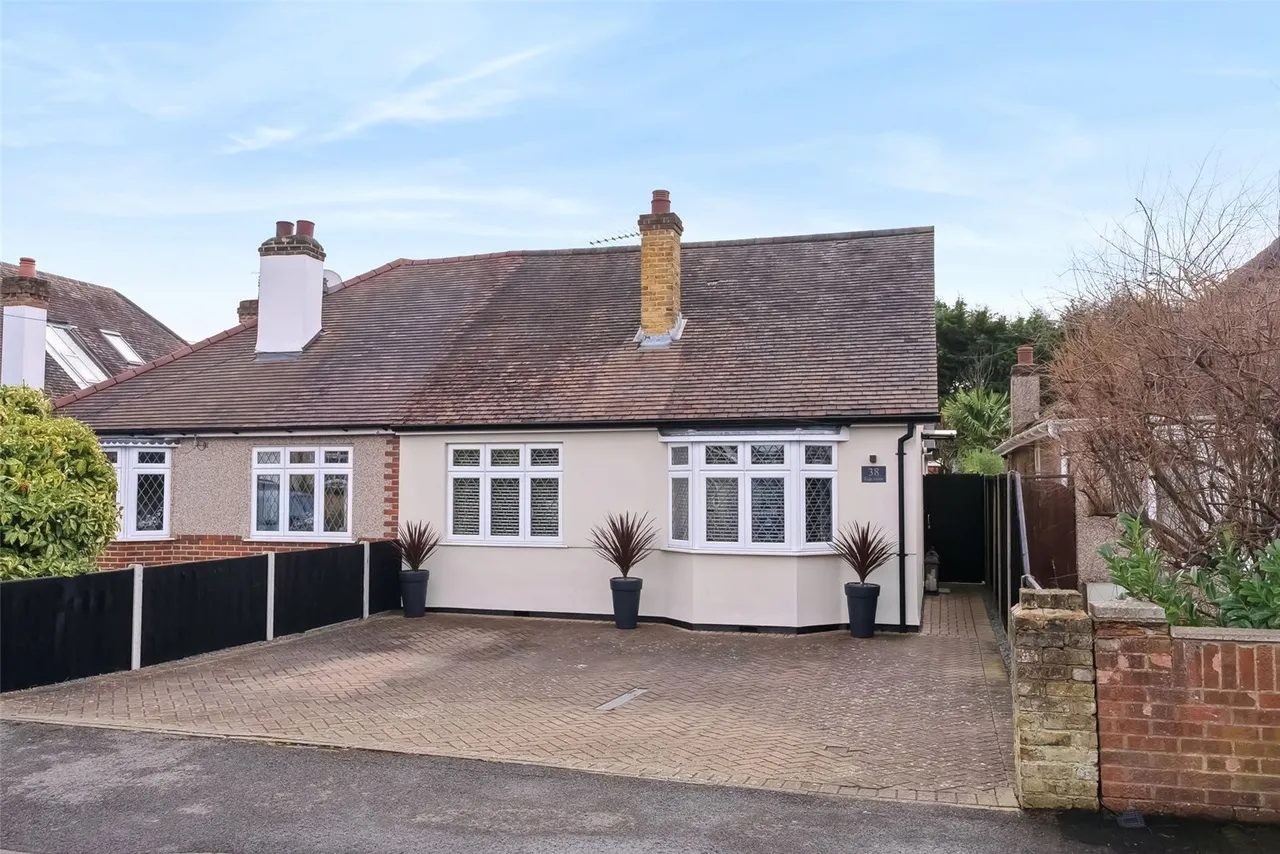 4 bed house for sale — Kings Avenue, Sunbury-On-Thames, TW16 7QE
