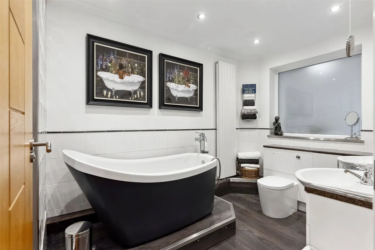 Kings Avenue, Sunbury-On-Thames, TW16 7QE, photo 10