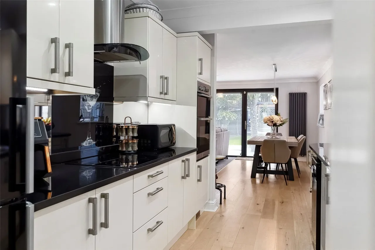 Kings Avenue, Sunbury-On-Thames, TW16 7QE, photo 7