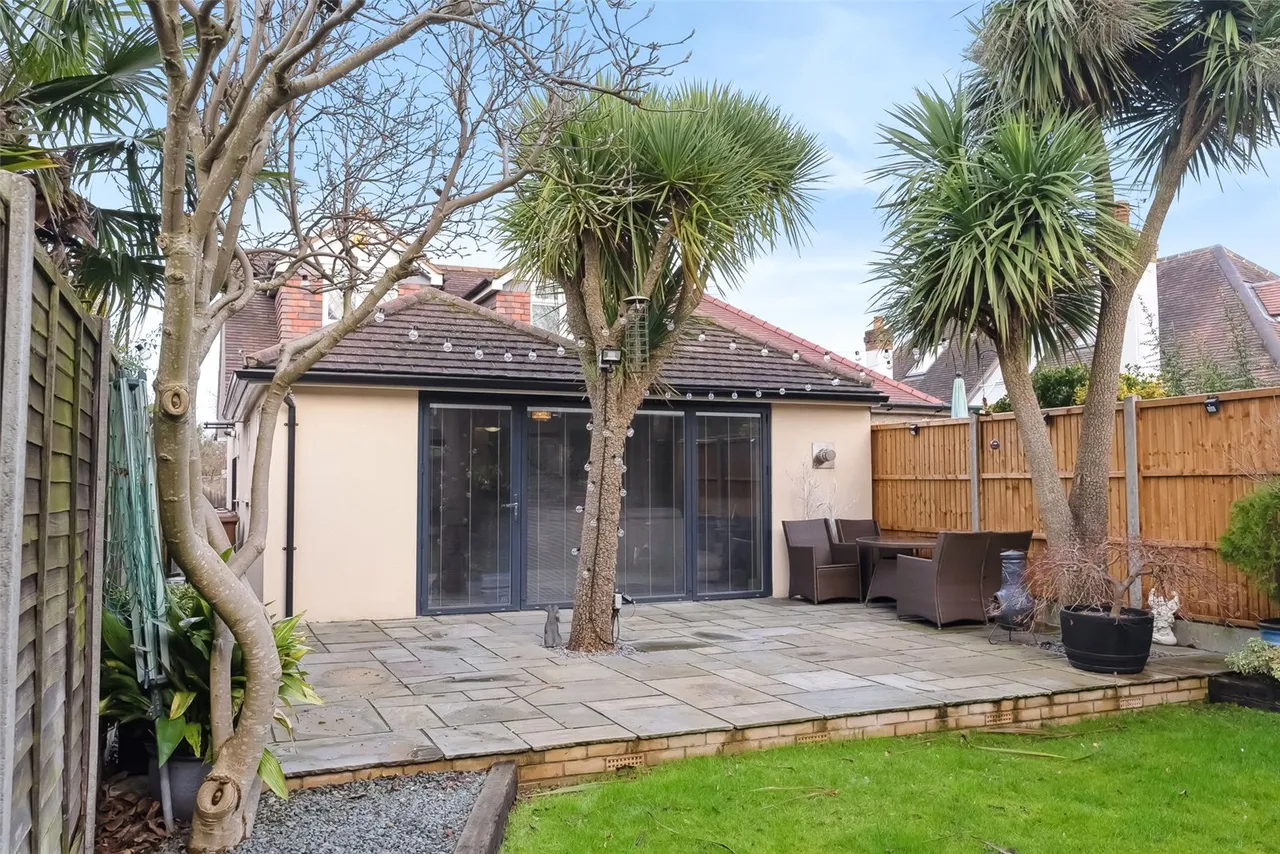 Kings Avenue, Sunbury-On-Thames, TW16 7QE, photo 14