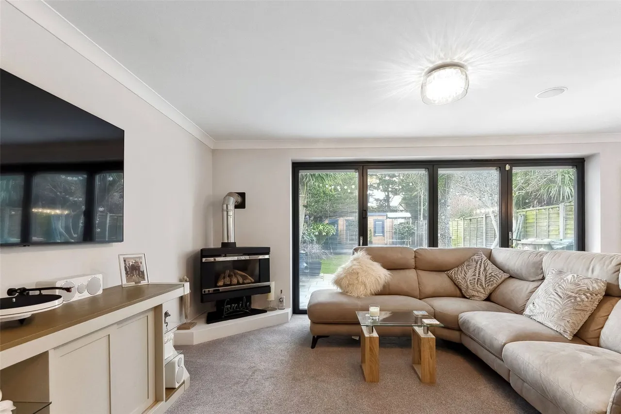 Kings Avenue, Sunbury-On-Thames, TW16 7QE, photo 4