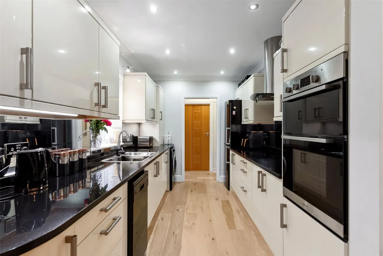 Kings Avenue, Sunbury-On-Thames, TW16 7QE, photo 6