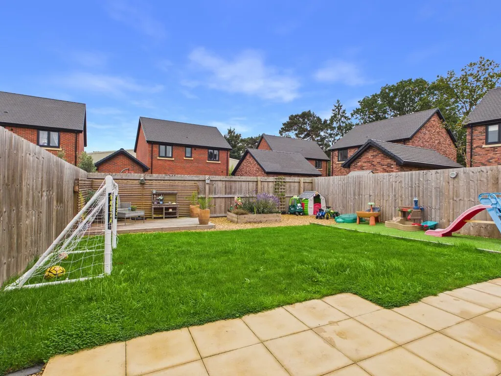 Halifax Close, Higher Heath, photo 17