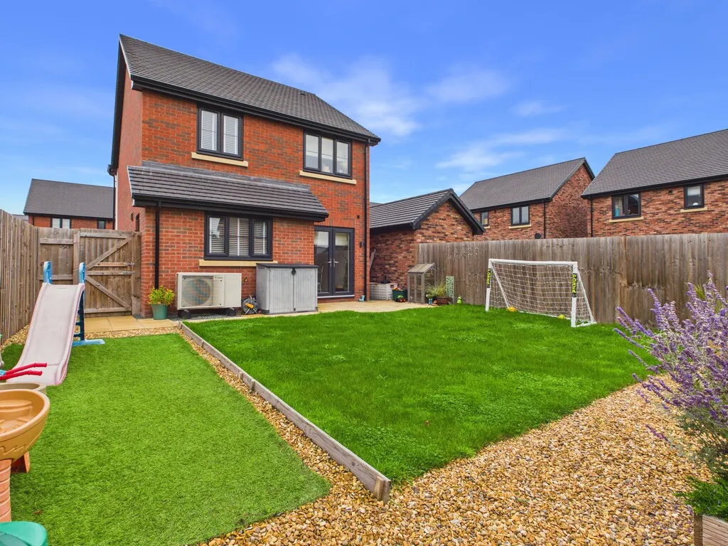 Halifax Close, Higher Heath, photo 18