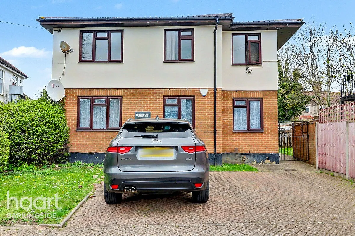 2 bed flat for sale, Veronique Gardens, Barkingside, IG6