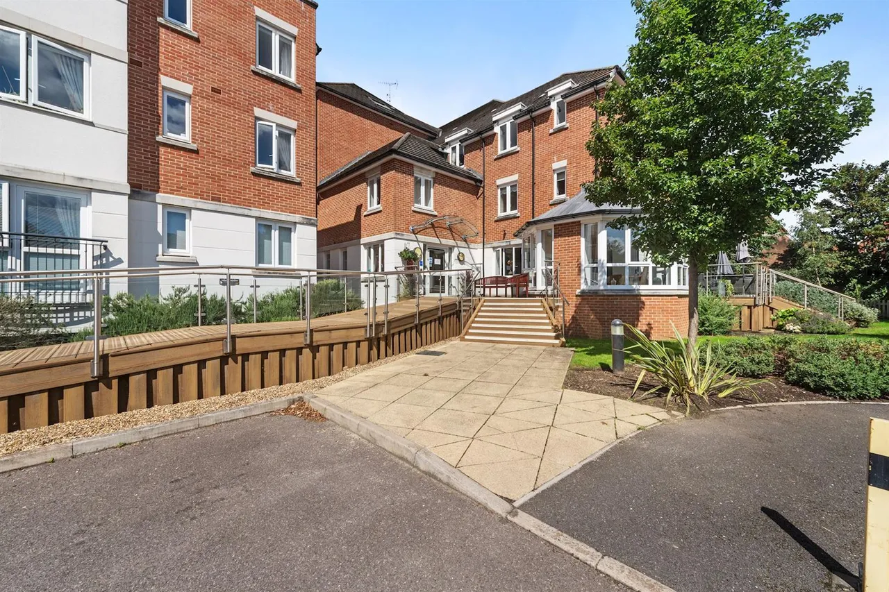 Abbotsmead Place, Caversham, RG4, photo 10