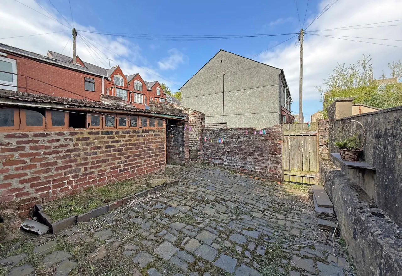 Farrar Road, Bangor, LL57, photo 3