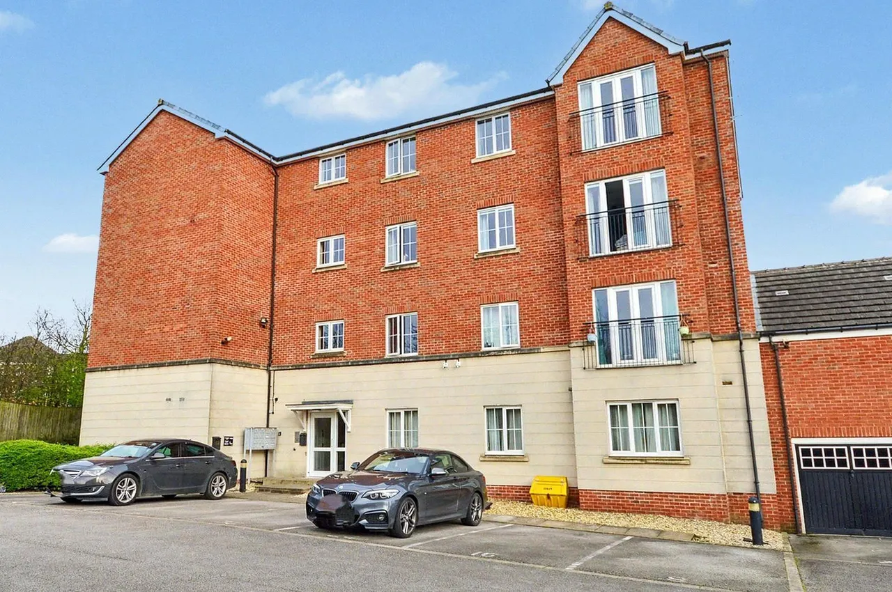 2 bed flat for sale, Waggon Road, Leeds, LS10