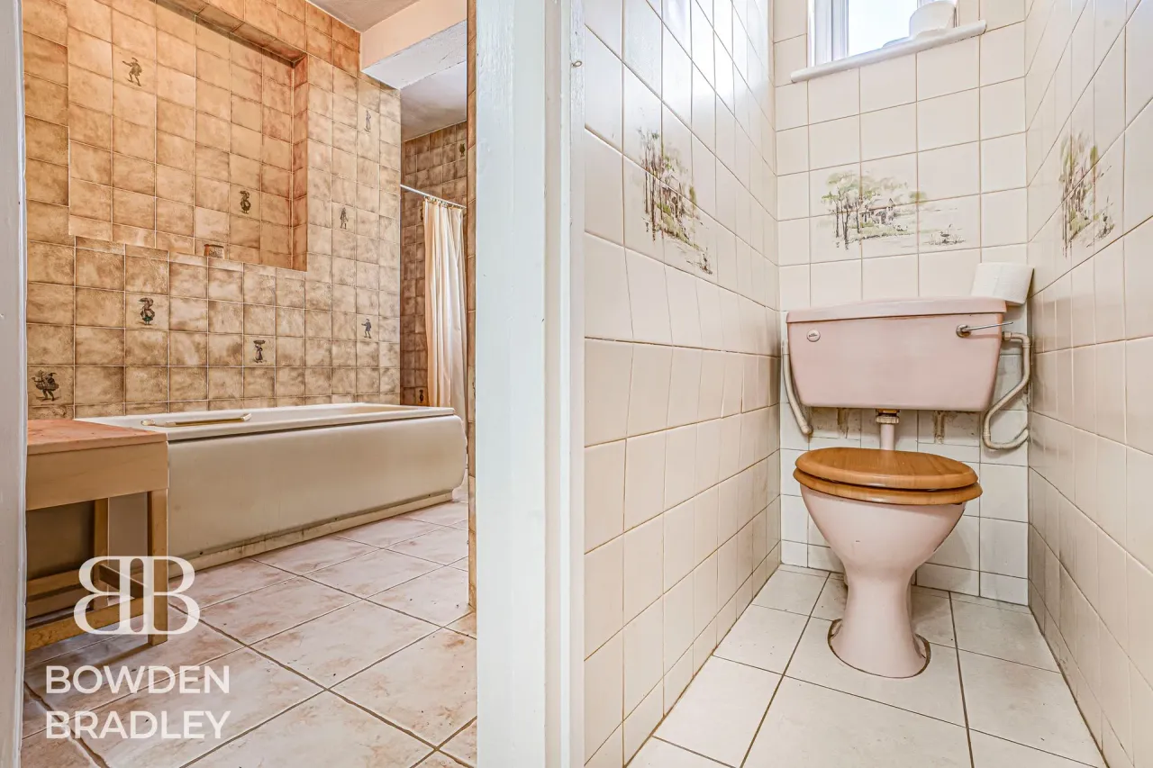 Queenborough Gardens, Ilford, IG2, photo 37