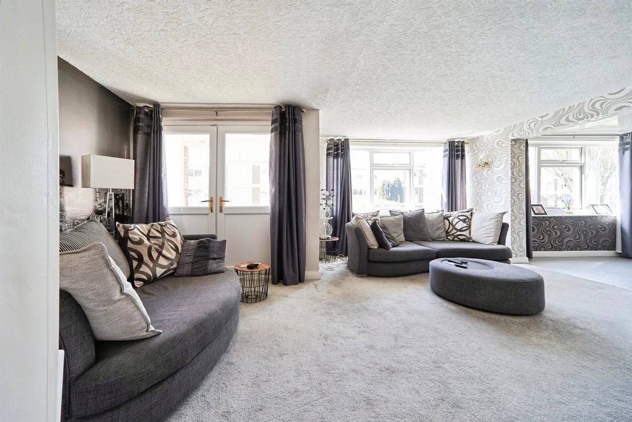 2 bed flat for sale — Newton Court, Leeds