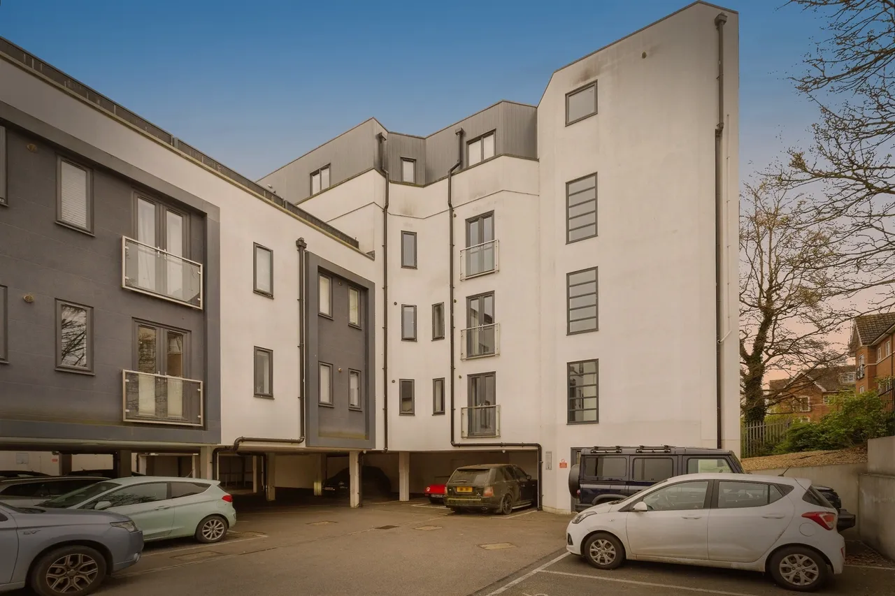 2 bed flat for sale, Walton Street, Aylesbury, HP21