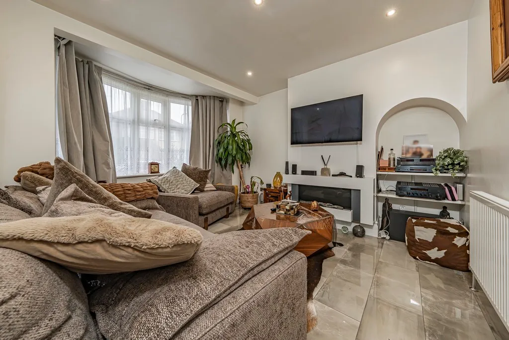 Ribblesdale Avenue, Northolt, photo 2