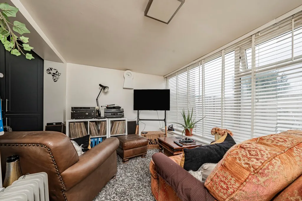 Ribblesdale Avenue, Northolt, photo 14